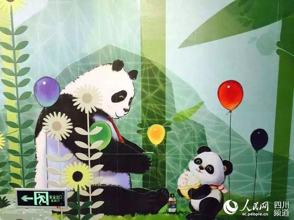 图为熊猫大道站里的“熊猫”。欧阳 摄