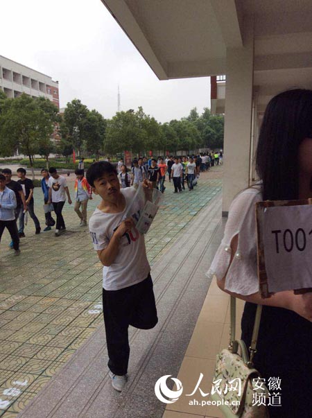 脑瘫考生的一人考场 出考点时婉拒志愿者搀扶