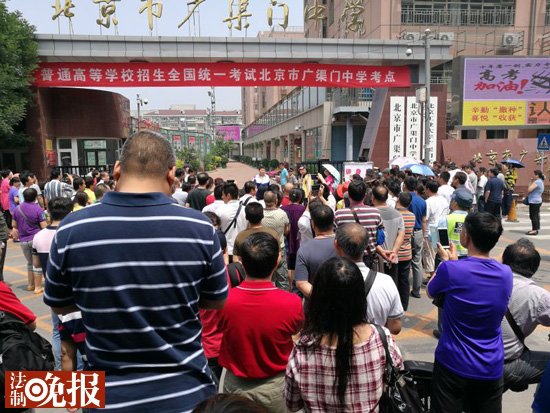 连续两天 小胖考生第一个交卷子出考场