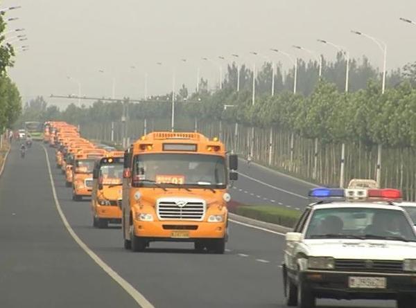 新泰高考学子获大鼻子校车保驾护航