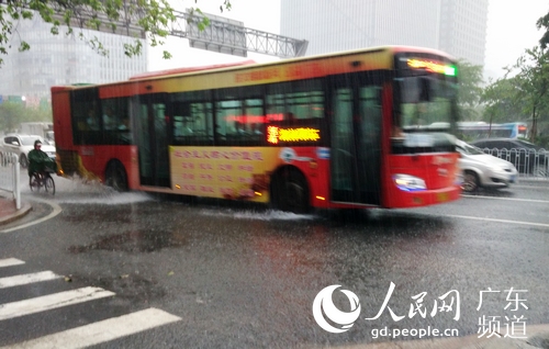 8日早晨，广州普降暴雨。林龙勇 摄