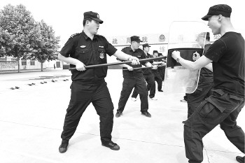 济宁:特警护考高强度训练手臂晒出黑白分界线