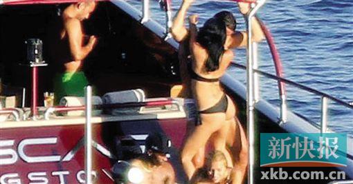 ■C罗和好友度假,被媒体拍到他跟一位黑发女伴贴肉亲密接触。外媒披露,这位黑发美女叫做保拉·苏亚雷斯。