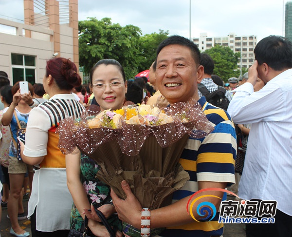 高考结束 海南考生母亲穿旗袍送花祝女儿一路