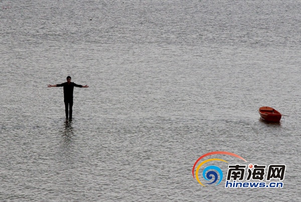 魔术师刘世杰表演南渡江水上行走。南海网记者 陈望 摄