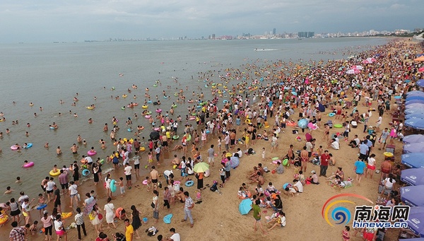 瞰海南 |端午节海口市民假日海滩洗龙水 场面