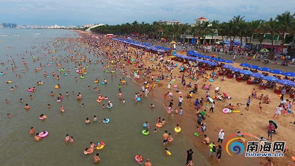 瞰海南端午节海口市民假日海滩洗龙水场面壮观