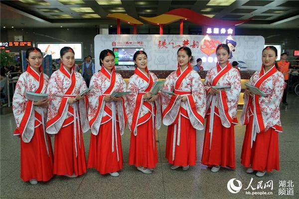 身着汉服的工作人员在“580”服务台前向旅客发放中国古代文明诗词和文明旅游出行的宣传页。刘卫兵 摄