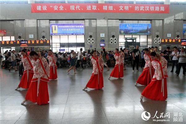 身着汉服的工作人员在候车室向旅客表演“卷珠帘”舞蹈。刘卫兵 摄