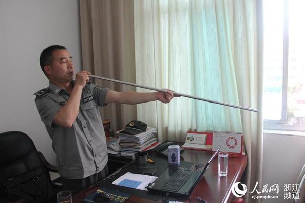 捕捉烈性犬时，他数次不顾个人安危，带着麻醉吹管，只身一人对烈性犬进行麻醉。