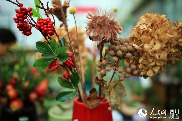 一盆装饰清新的插花。（朱虹 摄）