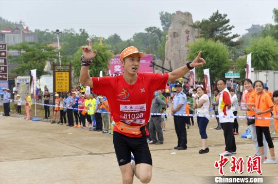 图为来自重庆的选手古伟获得36公里男子组冠军。　陈儒 摄