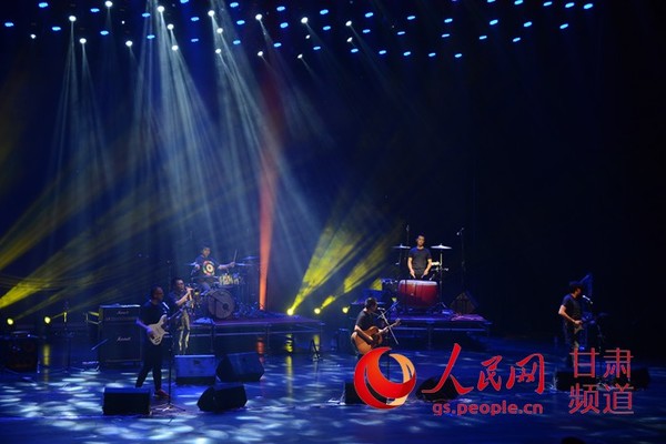 兰州马拉松之夜 苏阳、低苦艾乐队助阵(高增硌 摄)
