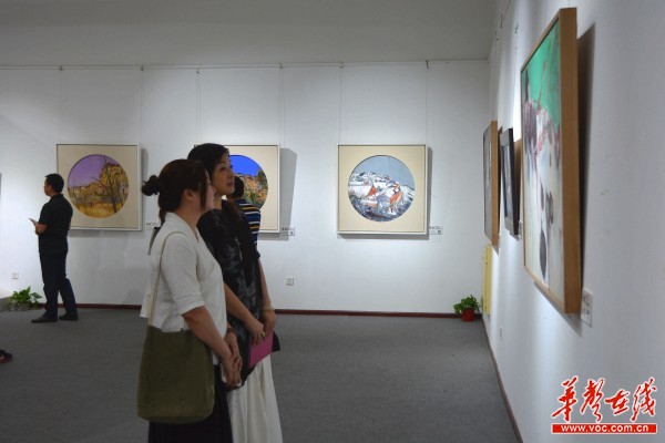 图为嘉宾在观赏画作
