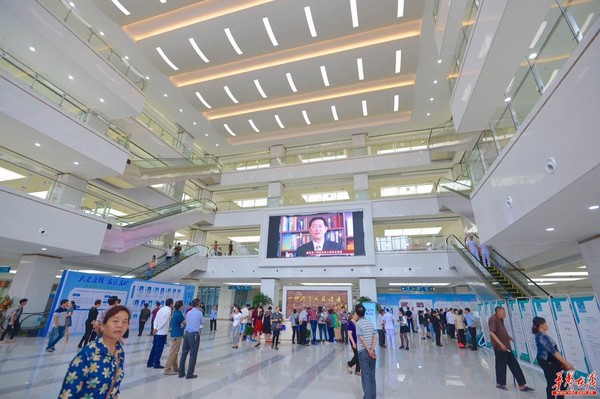 12日上午，康雅医院刚刚开业，医院门诊大厅已经热闹非凡。  记者 李健 摄