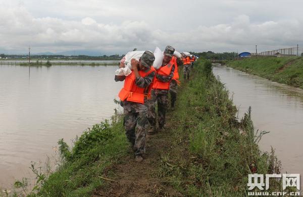瑞丽一堤坝被洪水冲垮 解放军急速救援