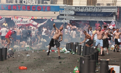 从白天到黑夜，从场内到场外，马赛的球迷骚乱忙坏了法国警察。本版图片/CFP