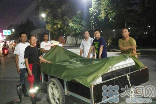 南阳水上救援队义务打捞溺水者 凡人义举群众