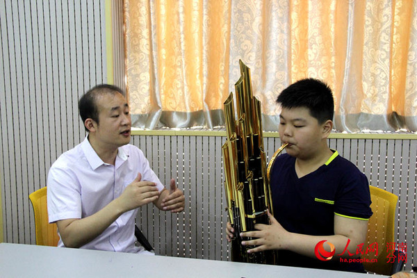 河南男孩专注民族乐器带 笙 圆梦中央音乐学院