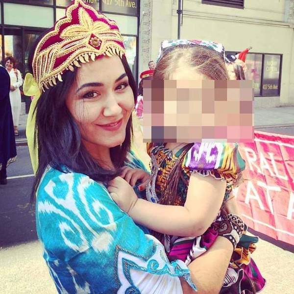 奥马尔的前妻希托拉与他的女儿。（网站截图）