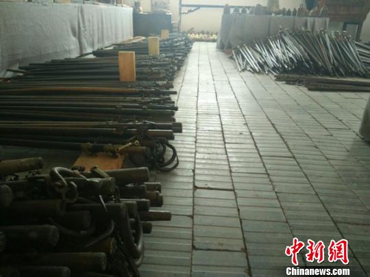 任泽新收藏的杆秤和秤砣。　吕文岩 摄