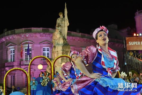 6月12日，演员在葡萄牙首都里斯本加入城市节约装年夜游行。新华社记者 张立云 摄