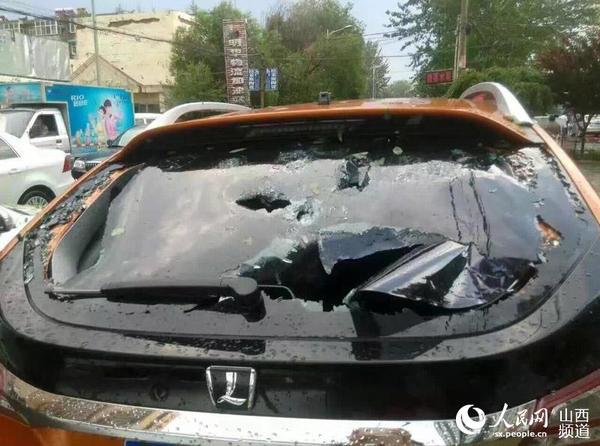  山西遭冰雹袭击  鸡蛋大小的冰雹是个什么感觉