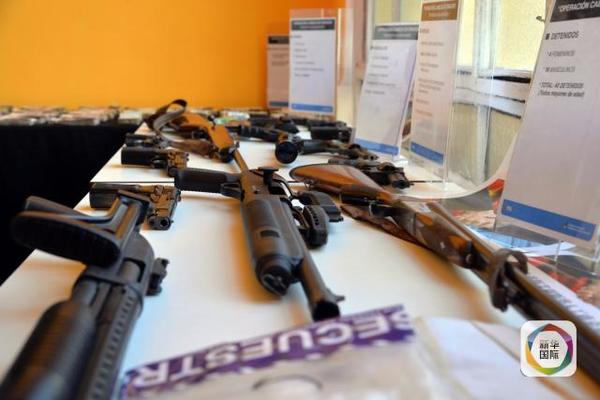 　　图为警方缴获的枪支