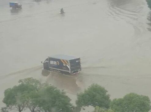 全国暴雨来袭 德邦快递开启雨中送货模式