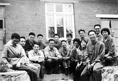 上世纪70年代，张存浩（后排左二）和化学激光团队部分同志。 图片来源：经济日报