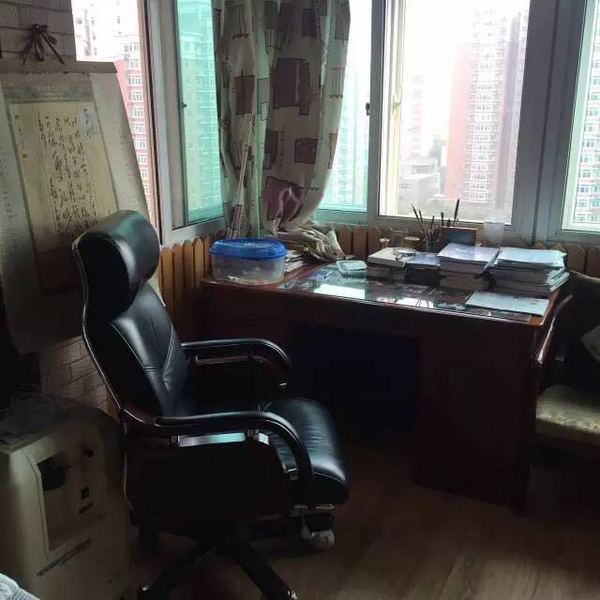 张先生说这不是他唯一的书桌，笑称自己是“狡兔好几窟”。 记者刘祎辰 摄