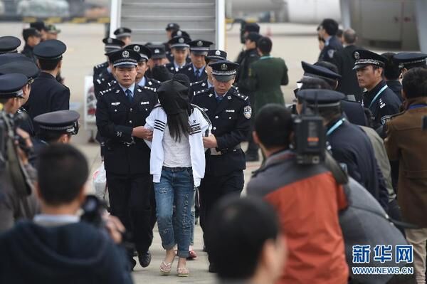　　2015年11月10日，在杭州萧山国际机场，78名犯罪嫌疑人被浙江警方年夜柬埔寨押解回国。