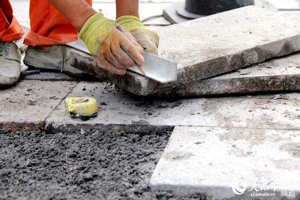 将多余部分做好标记，方便切割。张丽玮 摄