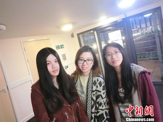 左起 高安琪、罗雨涵、朱雯珏 宁波诺丁汉大学供图 摄