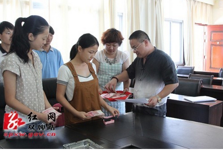 图：盛大金禧集团董事长盘继彪为14名贫困大学生各捐资5000元。