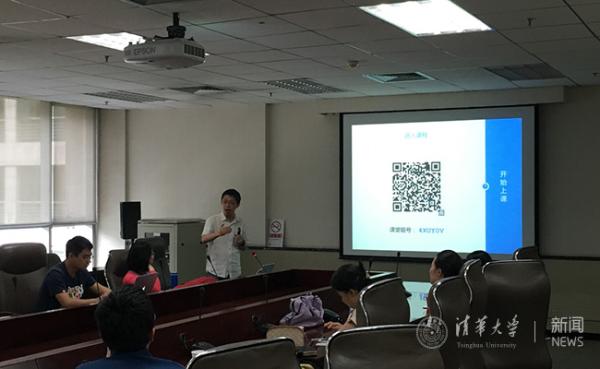 图为《电路原理》授课教师于歆杰分享雨课堂使用体验。 对于我来说,课堂上的困难是,大课普遍存在学习效率问题。我上过100多名学生的课,也上过300多名学生的课。5月16日上午,在清华科技园,清华大学生命学院老师杨扬如是说。 但她的难题被清华大学五位一线教师破解了。16号上午,由清华大学在线教育办公室和学堂在线共同研发的雨课堂,在清华科技园给嘉宾来了一场如何参与课堂的演示。 杨扬是清华大学使用这一在线课堂的第一批教师。她表示,她平时非常畏惧技术,但雨课堂使用非常简单,只要通过微信和制作PPT就能使