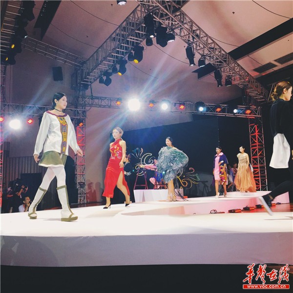 创意T台秀现场，专业模特团队身穿优秀服饰文创作品，进行了长约40分钟的走秀，展示“非遗+创意”的独特魅力。