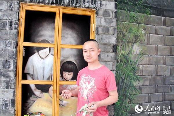 “希望，我的作品能够让别人了解那些非遗文化遗产，重新认识杭州。”吴超说道。张丽玮 摄
