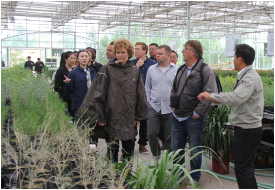 　　科学家考察团参观种质资源库