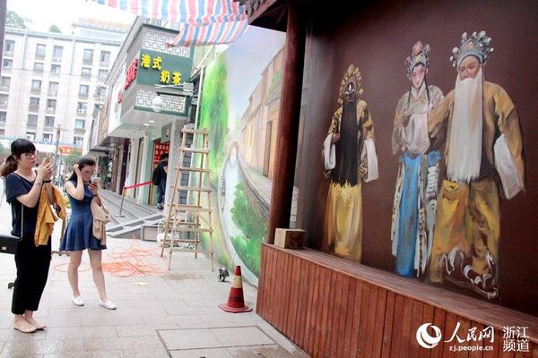 过路的游客拿出手机拍照。张丽玮 摄