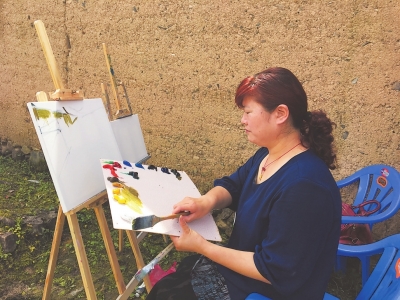 王珍风在双溪镇文庙前写生。得到丈夫和子女的支持后，王珍风在屏南继续自己的绘画生涯。