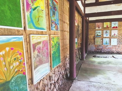 在双溪镇文庙展出的绘画，作者均是“人人都是艺术家”农村公益教学项目学员。