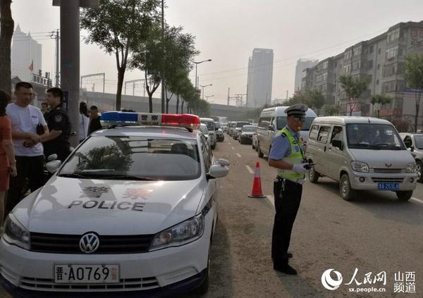 交警在考点执勤 刘啸宇摄