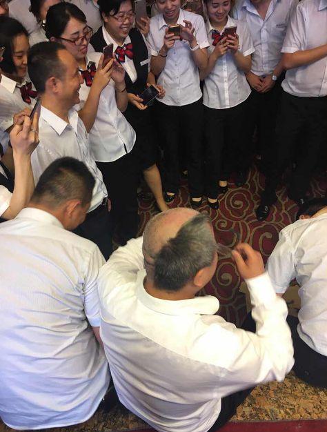 银行培训打员工屁股:董事长等停职,打人者被责