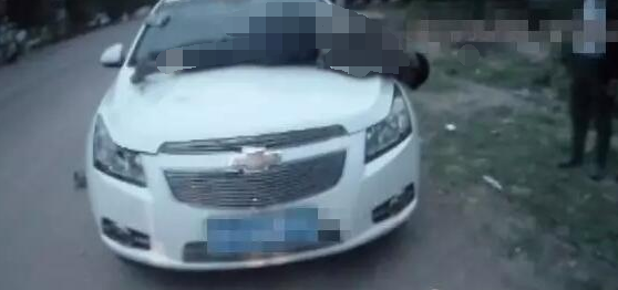 一名男子趴在白色轿车上 已没有生命体征