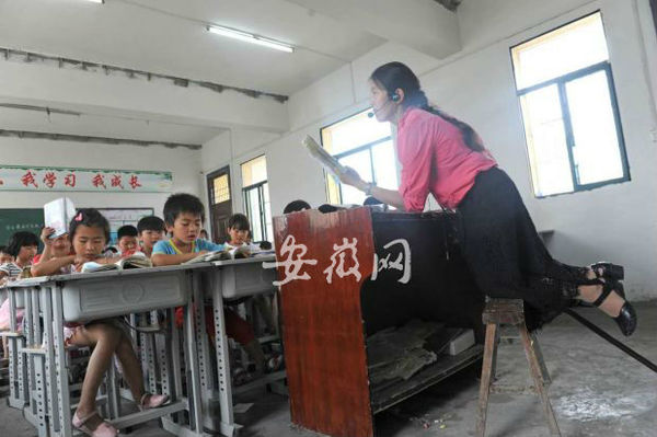 淮南女教师8年跪着上课:要无愧于每一个学生(