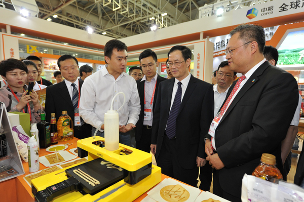 图片：三弟画饼创始人吴一黎现场为福建省副省长黄琪玉讲解3D打印煎饼