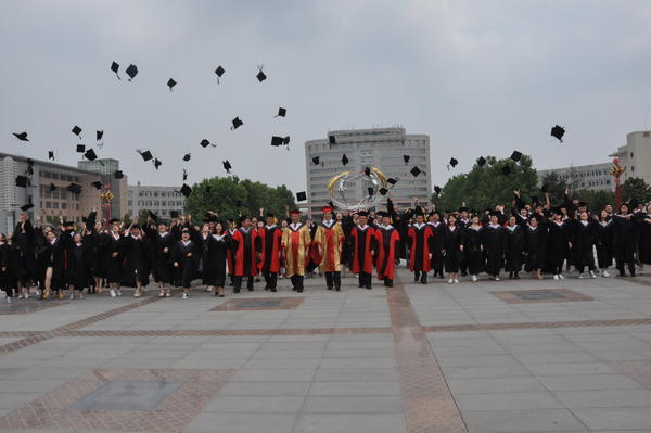 一场让人落泪的毕业典礼,院长5句古诗寄语毕业