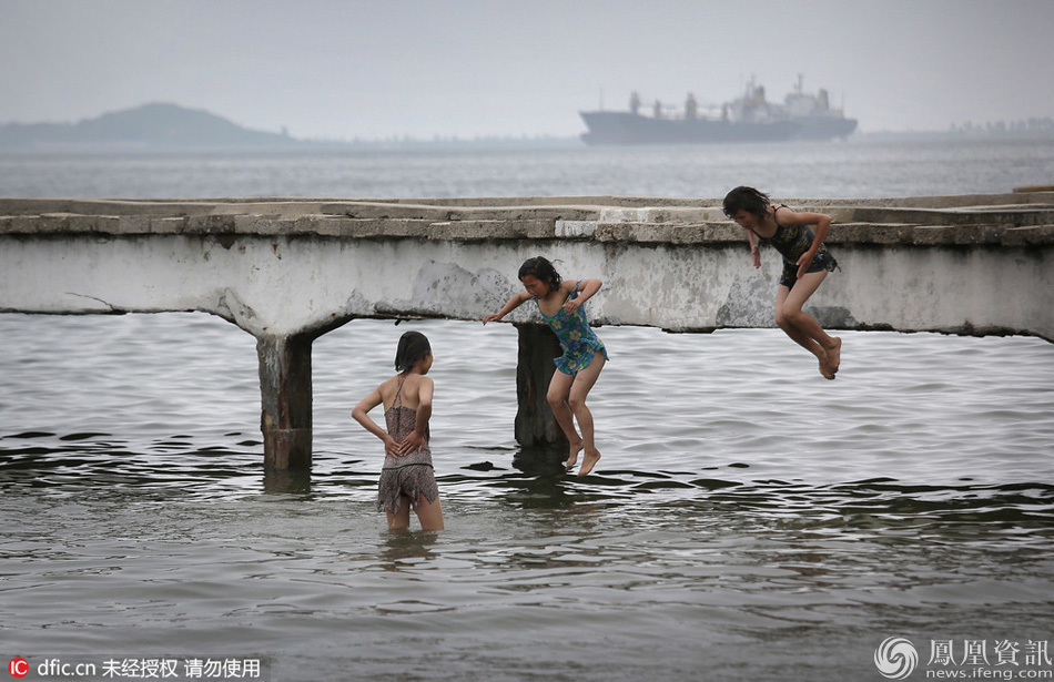 朝鲜海滨夏日生活:女孩穿泳衣游泳_凤凰财经频道_凤凰网