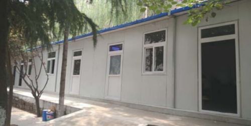 新建的这三间板房，目前有两间作为物业办公使用。物业承诺将再为居民腾出一间。 本报记者 刘雅菲 摄